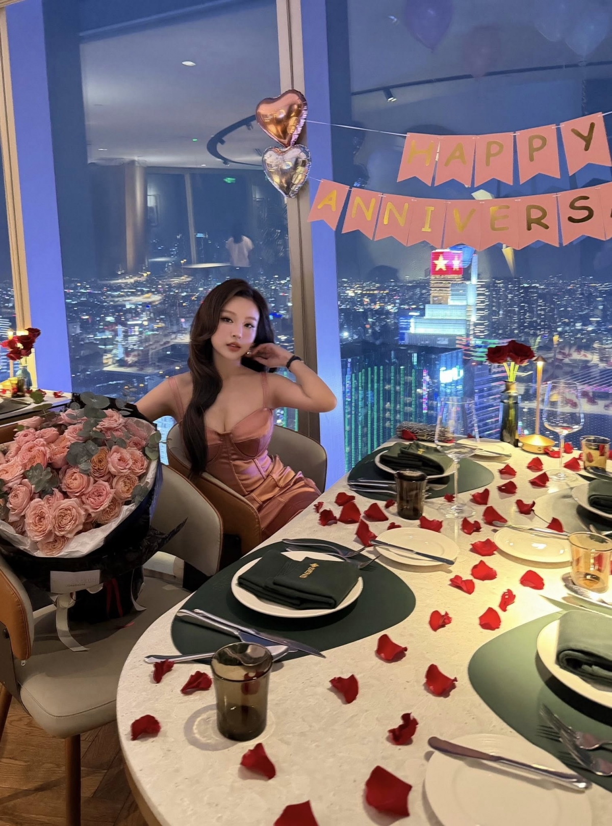 Trong ngày đặc biệt, Huyền Baby diện đầm cúp ngực gợi cảm, khoe dáng quyến rũ. Doanh nhân Quang Huy lịch lãm với áo polo. Anh chuẩn bị một bó hồng lớn để tặng vợ. Hai vợ chồng cùng thưởng thức bữa tiệc sang trọng trong không gian ấm cúng, lãng mạn.