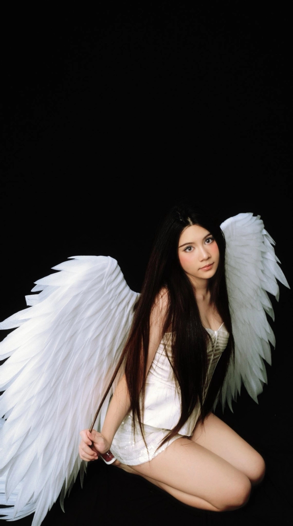 Hạt Dẻ, con gái thứ hai của MC Quyền Linh và doanh nhân Dạ Thảo, hóa thiên thần trong bộ ảnh mới thực hiện.