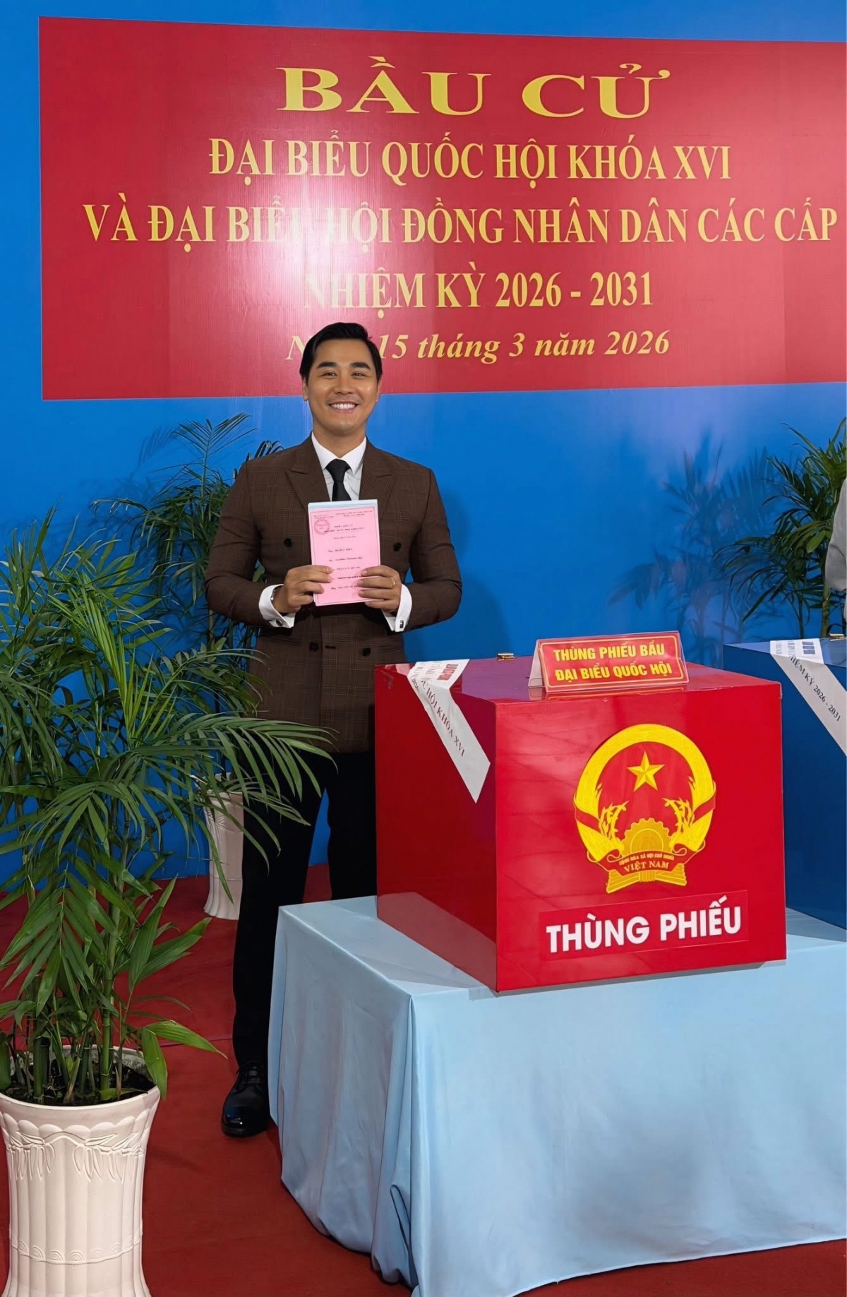 MC Nguyên Khang chia sẻ anh đi bầu cử từ 6h30.