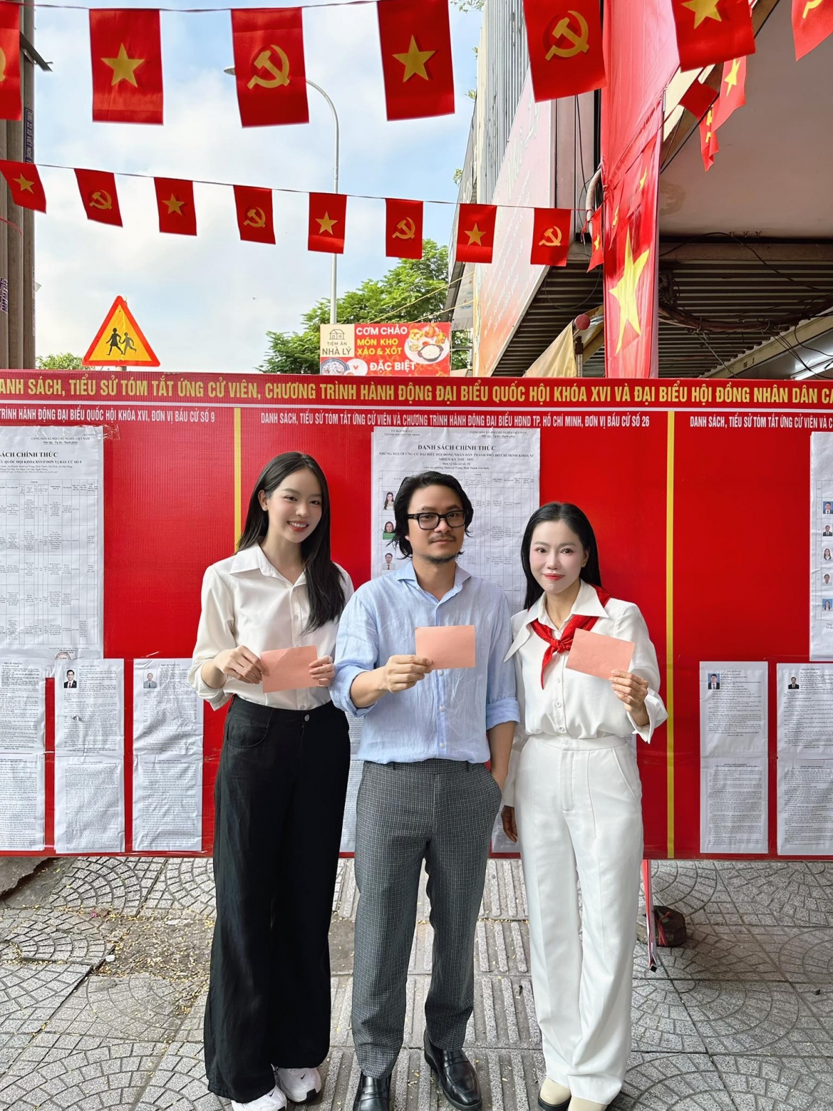 Hoa hậu Thanh Thủy (trái), đạo diễn Hoàng Nhật Nam và CEO Phạm Kim Dung cùng đi bầu cử.