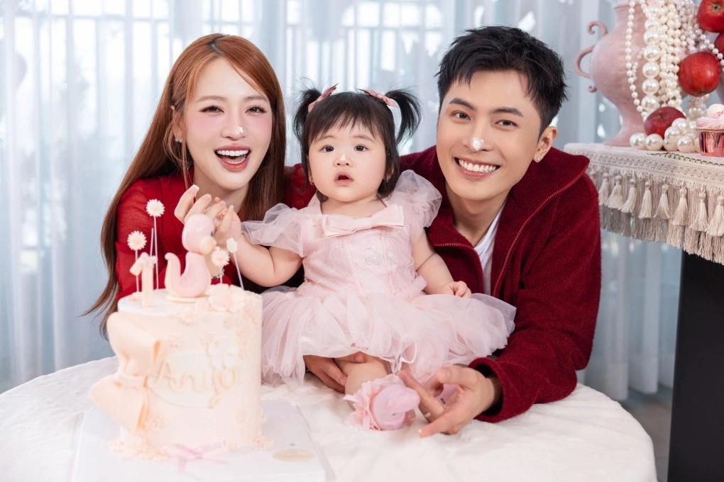 Sao Việt 21/3: Vợ chồng diễn viên Puka - Gin Tuấn Kiệt lần đầu công khai tên và diện mạo con gái Anya. Họ cho biết trải qua một năm 'vừa bỡ ngỡ vừa ngọt ngào và tràn ngập những điều đặc biệt trong năm đầu tiên làm bố, mẹ'. Theo nam ca sĩ, sự hiện diện của con gái khiến hạnh phúc của vợ chồng anh thêm trọn vẹn.