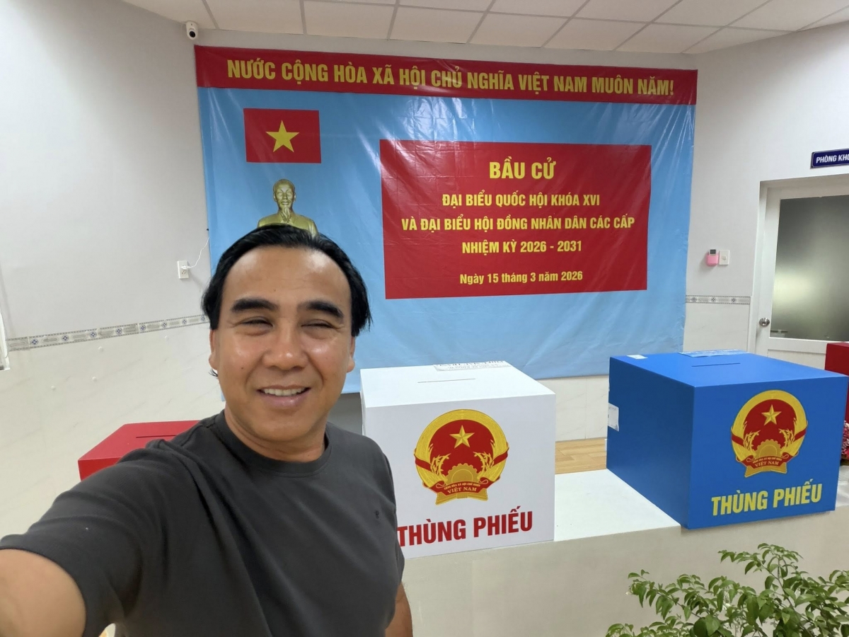 MC Quyền Linh chia sẻ hình ảnh đi bầu cử. Anh chúc các cử tri vui khỏe và hạnh phúc, chúc mừng ngày bầu cử các cấp thành công rực rỡ.