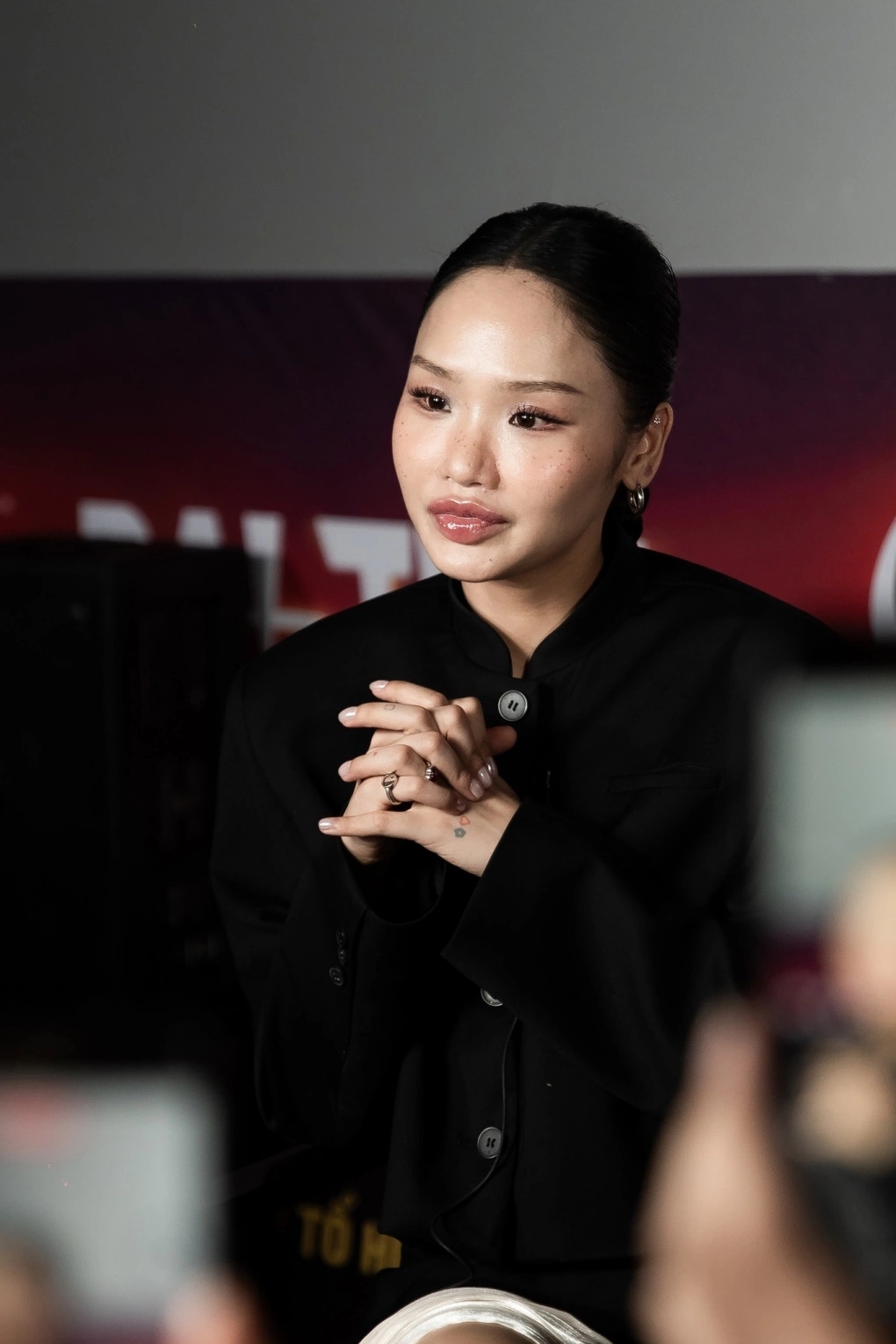 Miu Lê xuất hiện với vẻ ngoài khác lạ trong buổi họp báo ra mắt dự án "Đại tiệc trăng máu". Nhiều khán giả phỏng đoán diễn viên vừa tiêm đầy môi và tăng cân hơn so với khi tham gia chương trình "Em xinh say hi".