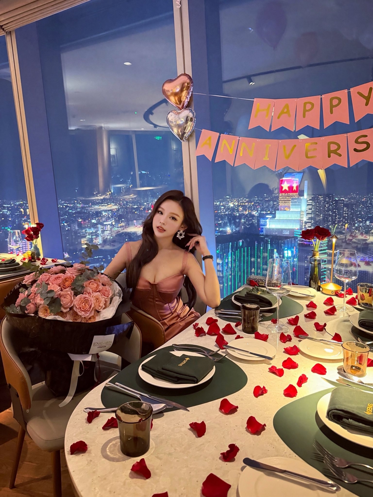 Huyền Baby, tên thật là Đặng Ngọc Huyền, sinh năm 1989, nổi tiếng sau khi tham gia cuộc thi Miss Teen năm 2008. Cô từng lọt top 8 Miss Teen 2008, là thành viên nhóm nhạc B.Sily cùng Emily và Hạnh Sino. Năm 2013, cô kết hôn với doanh nhân Quang Huy. Sau khi lấy chồng, Huyền Baby dành toàn bộ thời gian để chăm lo cho gia đình, tập trung vào công việc kinh doanh, rời xa showbiz.