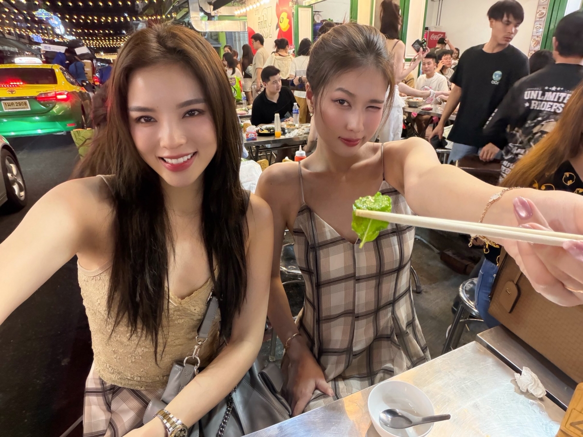 Hoa hậu Kỳ Duyên - Thiên Ân quấn quýt khi du lịch ở Thái Lan.