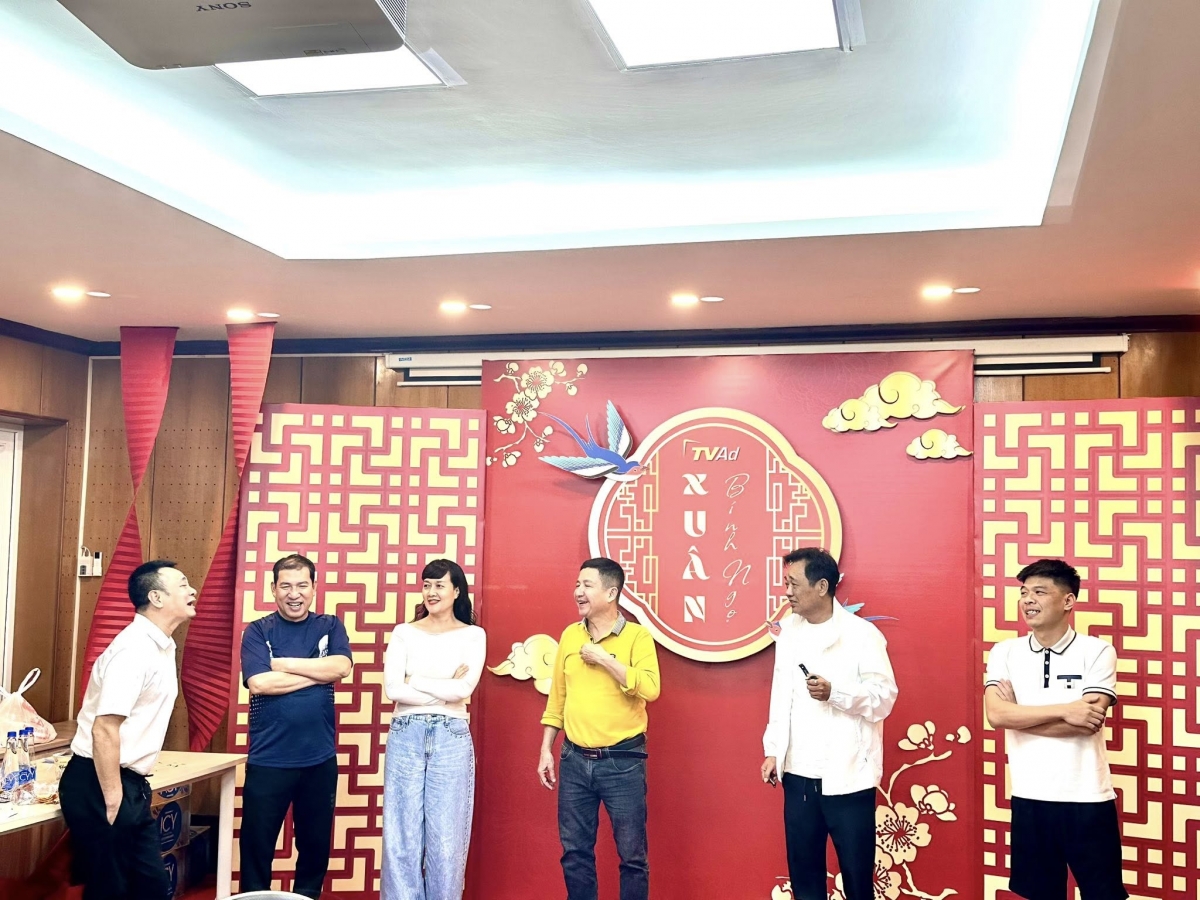 Hình ảnh các nghệ sĩ tập luyện cho tiểu phẩm Táo quân trong chương trình kỷ niệm 30 năm số phát sóng đầu tiên của VTV3.