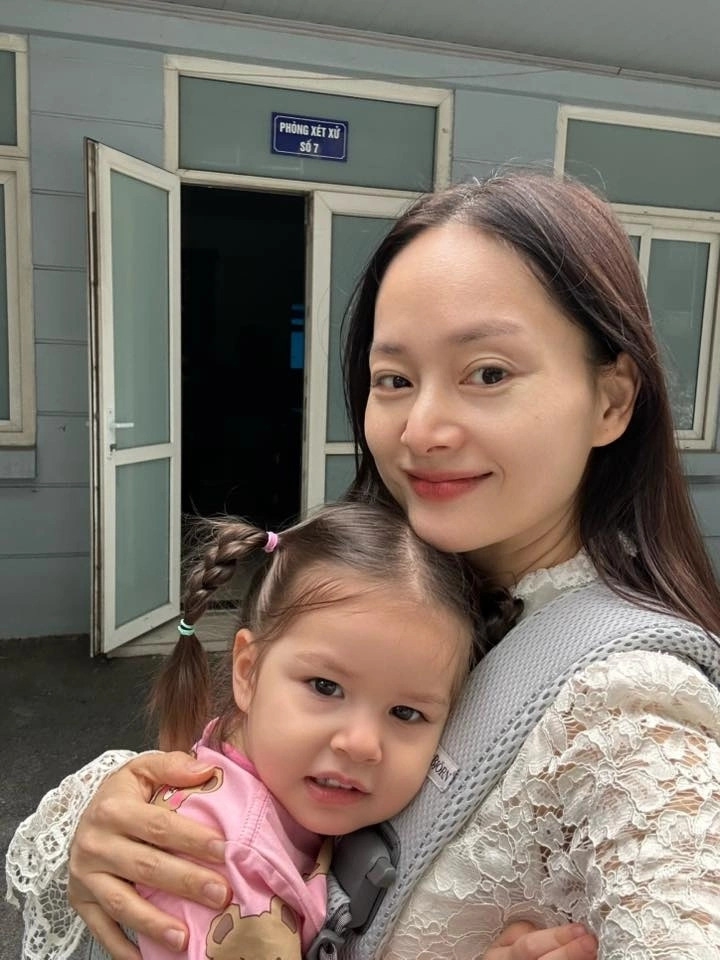 Diễn viên Lan Phương cho biết vì không có người giúp việc nên cô phải đưa con gái Mia đến tòa nhận giấy hoãn phiên phúc thẩm ly hôn với chồng người Anh David Duffy, hôm 19/3.