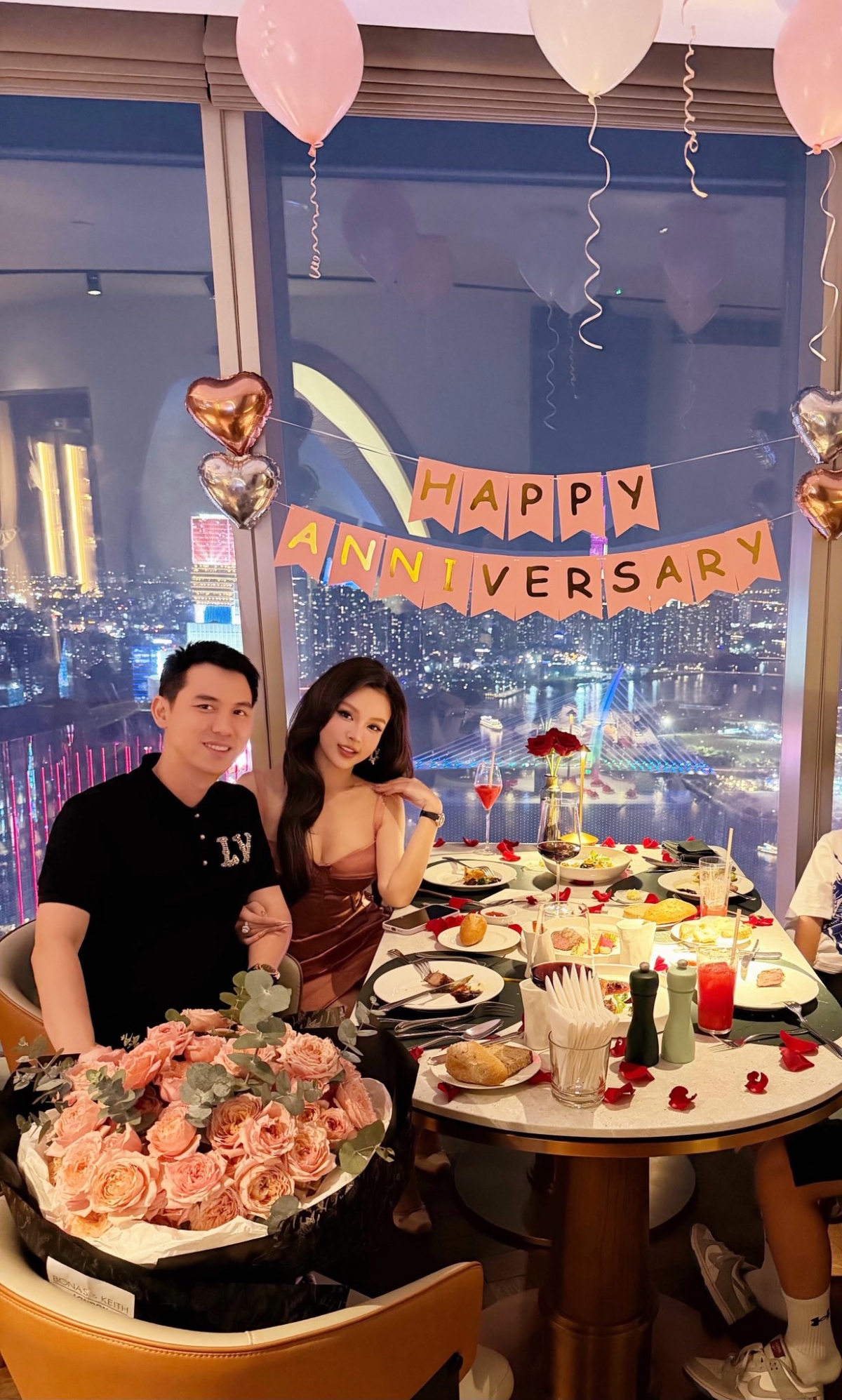 Trên trang cá nhân, Huyền Baby đăng tải loạt ảnh trong bữa tiệc kỷ niệm 13 năm bên nhau với ông xã - doanh nhân Quang Huy. Cô bày tỏ: "Yêu không phải là nhìn nhau, mà là cùng nhìn về một hướng. Và mình vẫn đang đi cùng nhau. Chúc mừng kỷ niệm 13 năm ngày cưới".