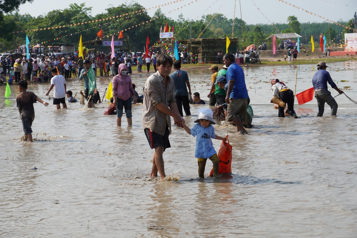 Người dân tham gia bắt cá 