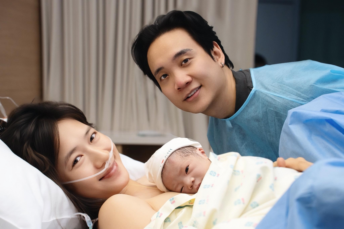 Nhà sản xuất âm nhạc JustaTee khoe ảnh bên cạnh bà xã Trâm Anh - sau khi cô sinh con thứ ba. Anh chỉ đăng tải ảnh, không chia sẻ gì thêm. Dưới bức ảnh, nhiều đồng nghiệp, khán giả gửi lời chúc mừng hạnh phúc tới gia đình JustaTee - Trâm Anh.