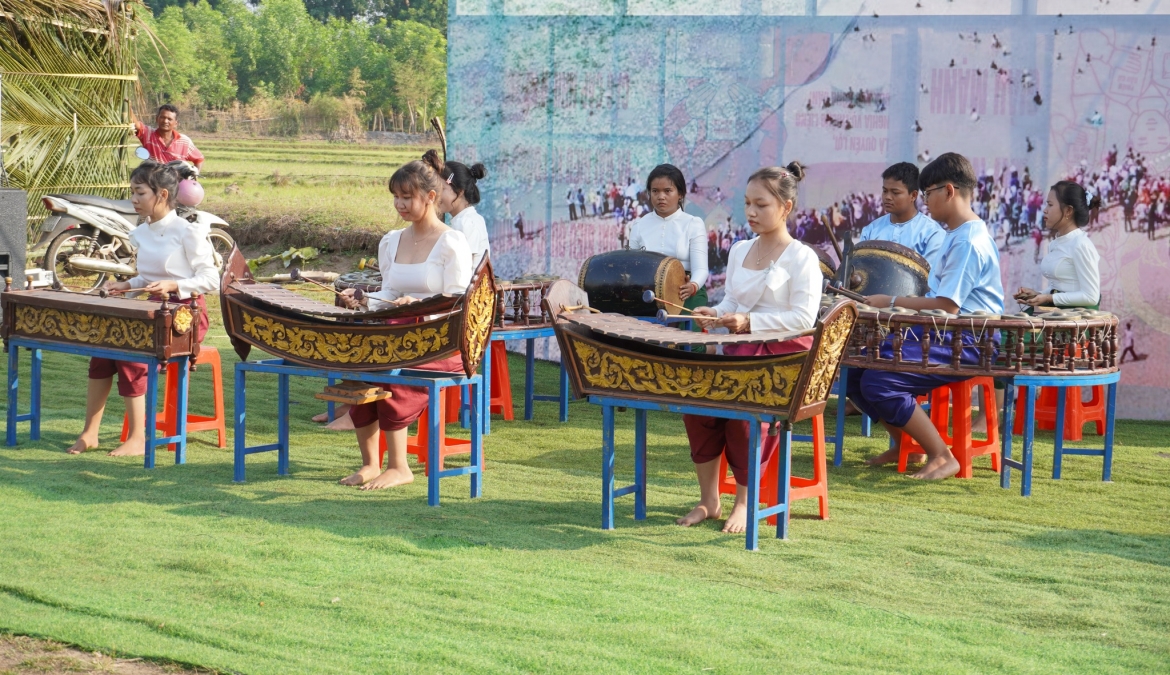 Các cô gái, chàng trai Khmer biểu diễn nhạc ngũ âm