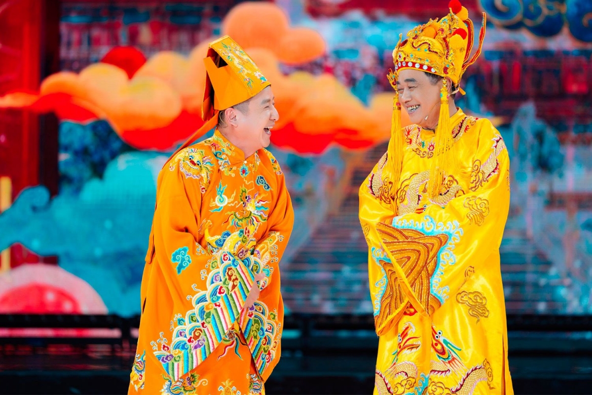 Trên trang cá nhân, NSƯT Chí Trung chia sẻ ảnh hậu trường chương trình “Cuộc hẹn với tháng Ba” với điểm nhấn đặc biệt là sự trở lại của dàn nghệ sĩ Táo quân trong tiểu phẩm "Hái hoa dân chủ".