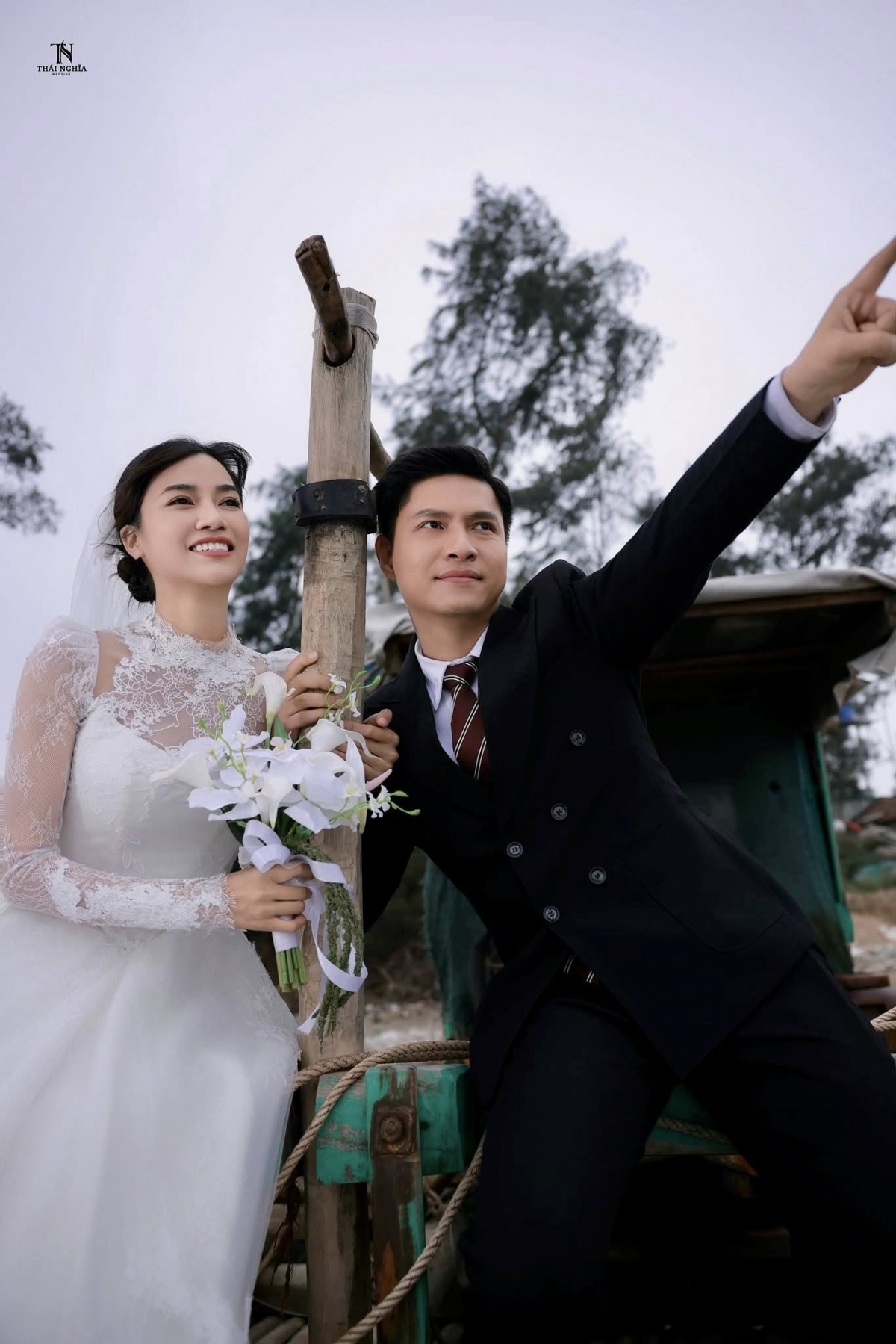 Diễn viên Tô Dũng - Anh Đào đăng ảnh cưới hài hước của cặp đôi nhân vật trong phim truyền hình “Không giới hạn”. Cả hai được yêu mến bởi màn tương tác duyên dáng trên màn ảnh nhỏ.