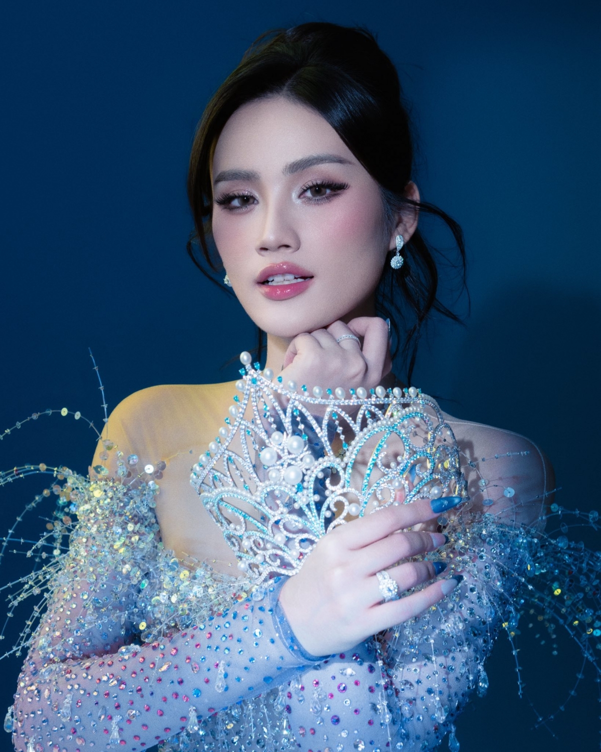 Trên trang cá nhân, Hoa hậu Ý Nhi chia sẻ bộ ảnh trang phục dạ hội dành riêng cho màn final walk - những khoảnh khắc cuối cùng trên cương vị đương kim Miss World Vietnam.