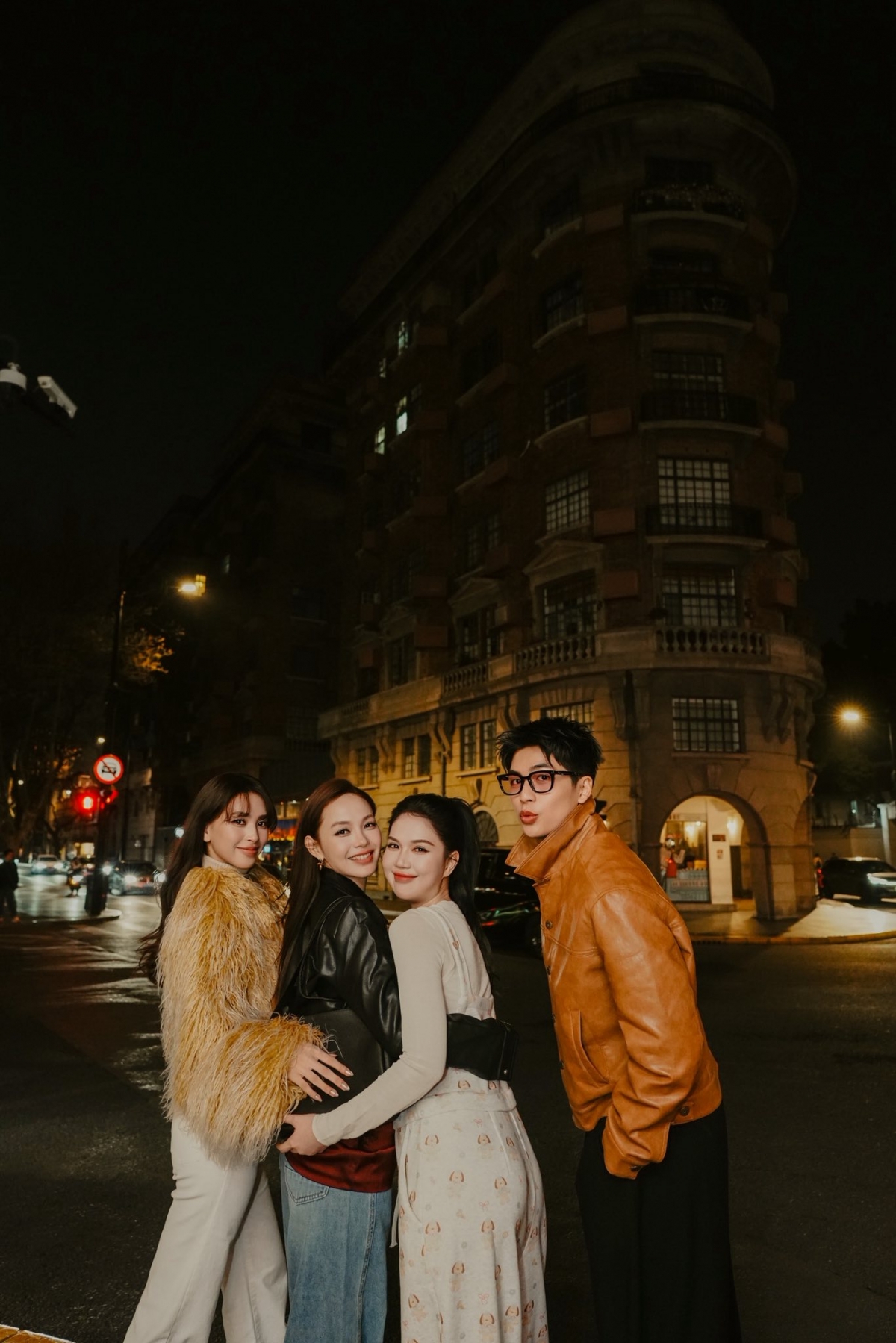 Tiểu Vy, Minh Hằng, Ngọc Trinh, Quốc Anh khoe ảnh dạo phố Thượng Hải được chụp bởi các “pháp sư Trung Hoa”.