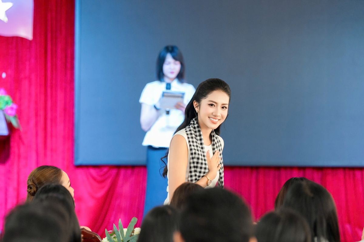 Hoa hậu Hà Trúc Linh trung thành với phong cách giản dị