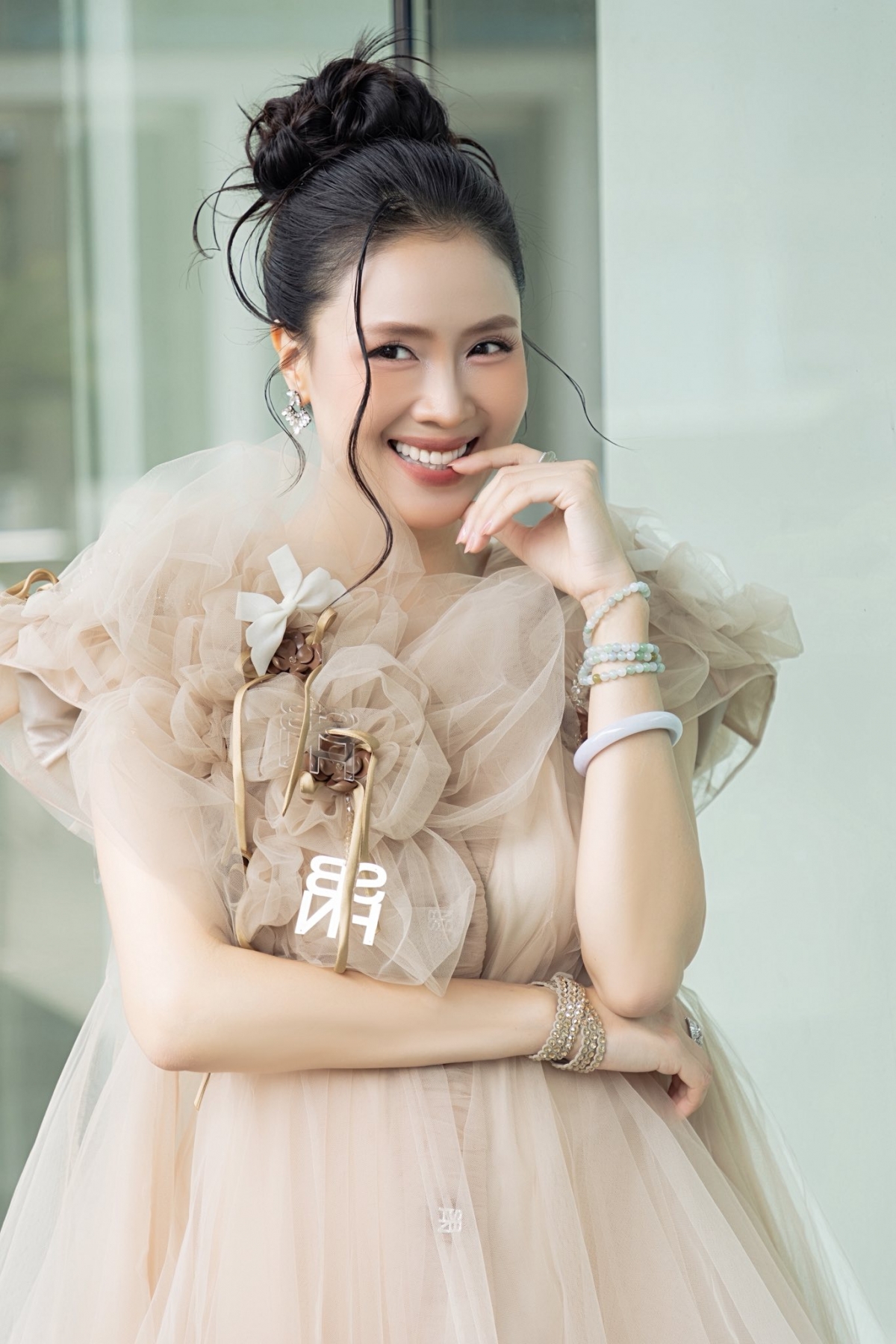 Diễn viên Hồng Diễm khoe nhan sắc trẻ trung, đăng ảnh "phớt lờ" tuổi tác đúng dịp sinh nhật 43 tuổi. Cô viết: “Chào tuổi mới với giao diện mặc kệ tuổi tác đi. Biết ơn cuộc đời và những cơ hội đến với tôi!”.