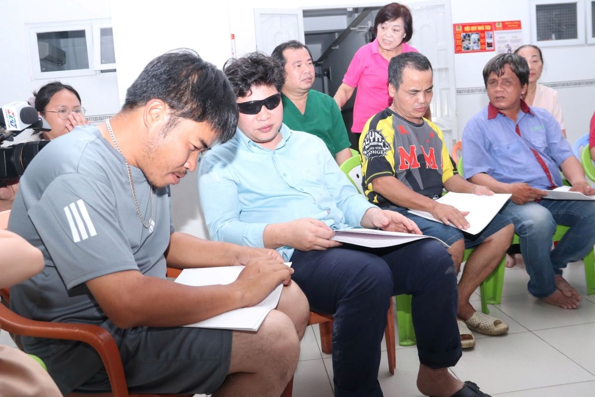 Cử tri khiếm thị tìm hiểu thông tin về các ứng cử viên thông qua tài liệu tuyên truyền