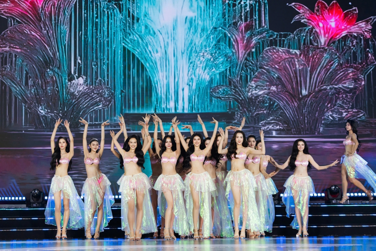 Các thí sinh đồng diễn bikini