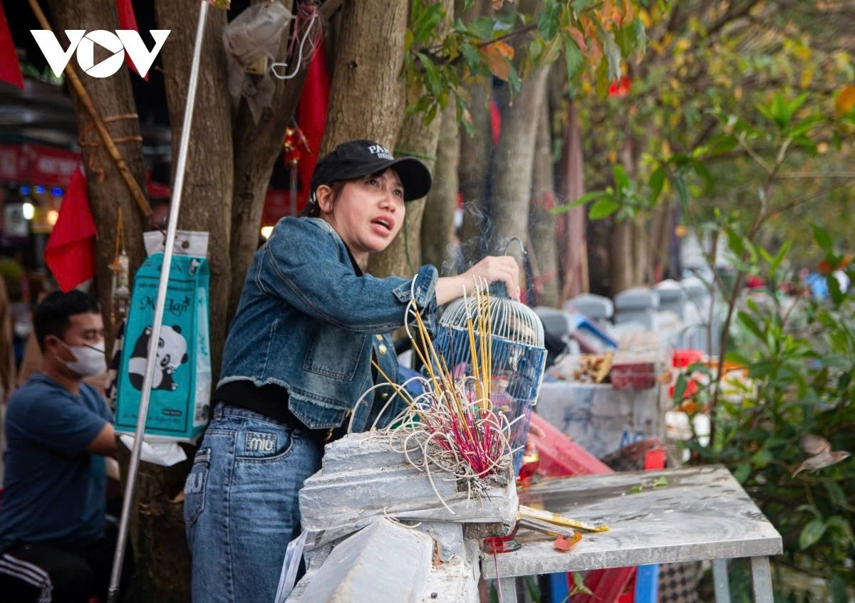 After completing their prayers, many families purchased birds for release directly at Tay Ho Temple as part of the traditional ritual of life release, a practice symbolising compassion and wishes for good fortune.