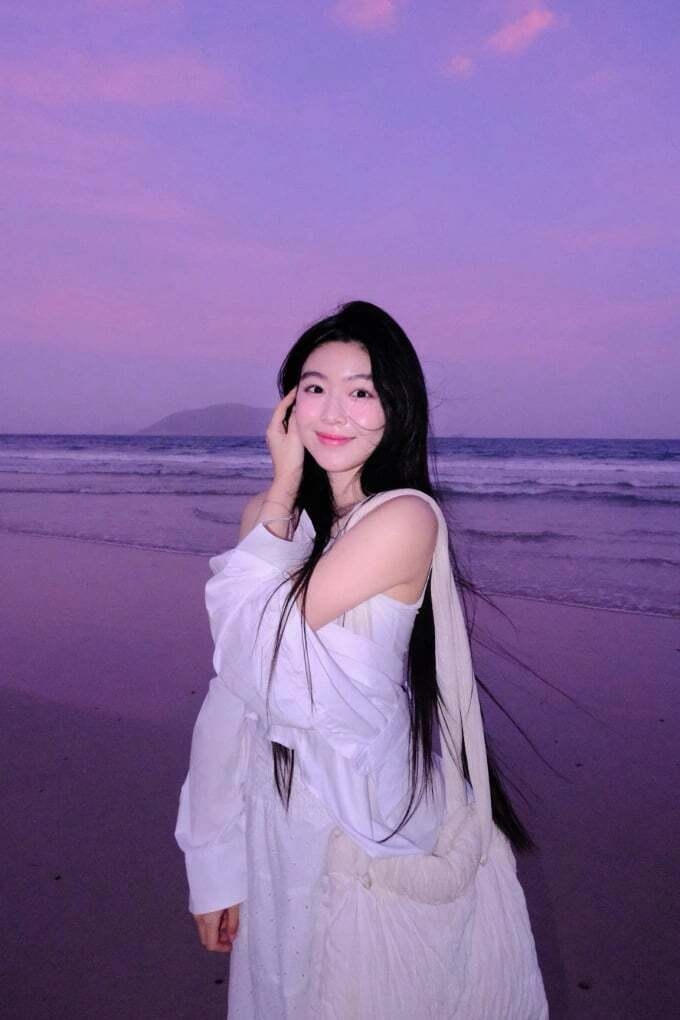 Lọ Lem, con gái lớn của MC Quyền Linh và bà xã - doanh nhân Dạ Thảo - chọn trang phục tông trắng, dạo biển dưới ánh hoàng hôn ở Côn Đảo.