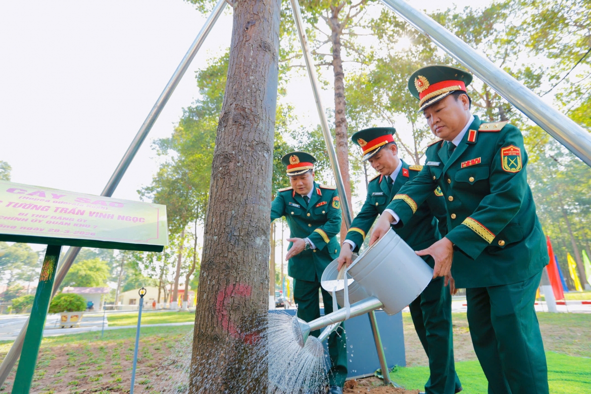 Trồng cây lưu niệm trong khuôn viên nhà trường (ảnh: Lê Trầm)