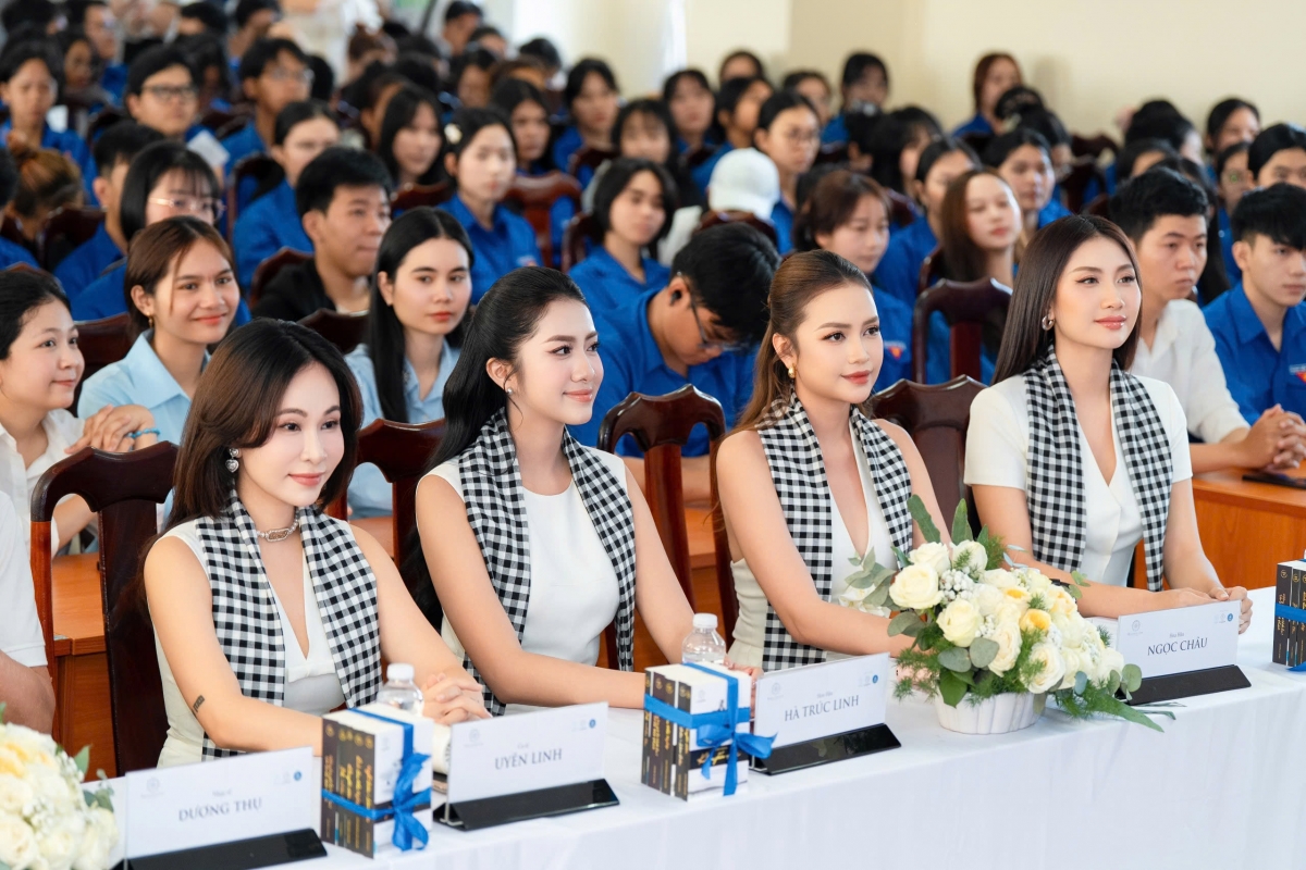 Từ trái qua: Ca sĩ Uyên Linh, Hoa hậu Hà Trúc Linh, Hoa hậu Ngọc Châu, Miss Cosmo Vietnam Phương Linh