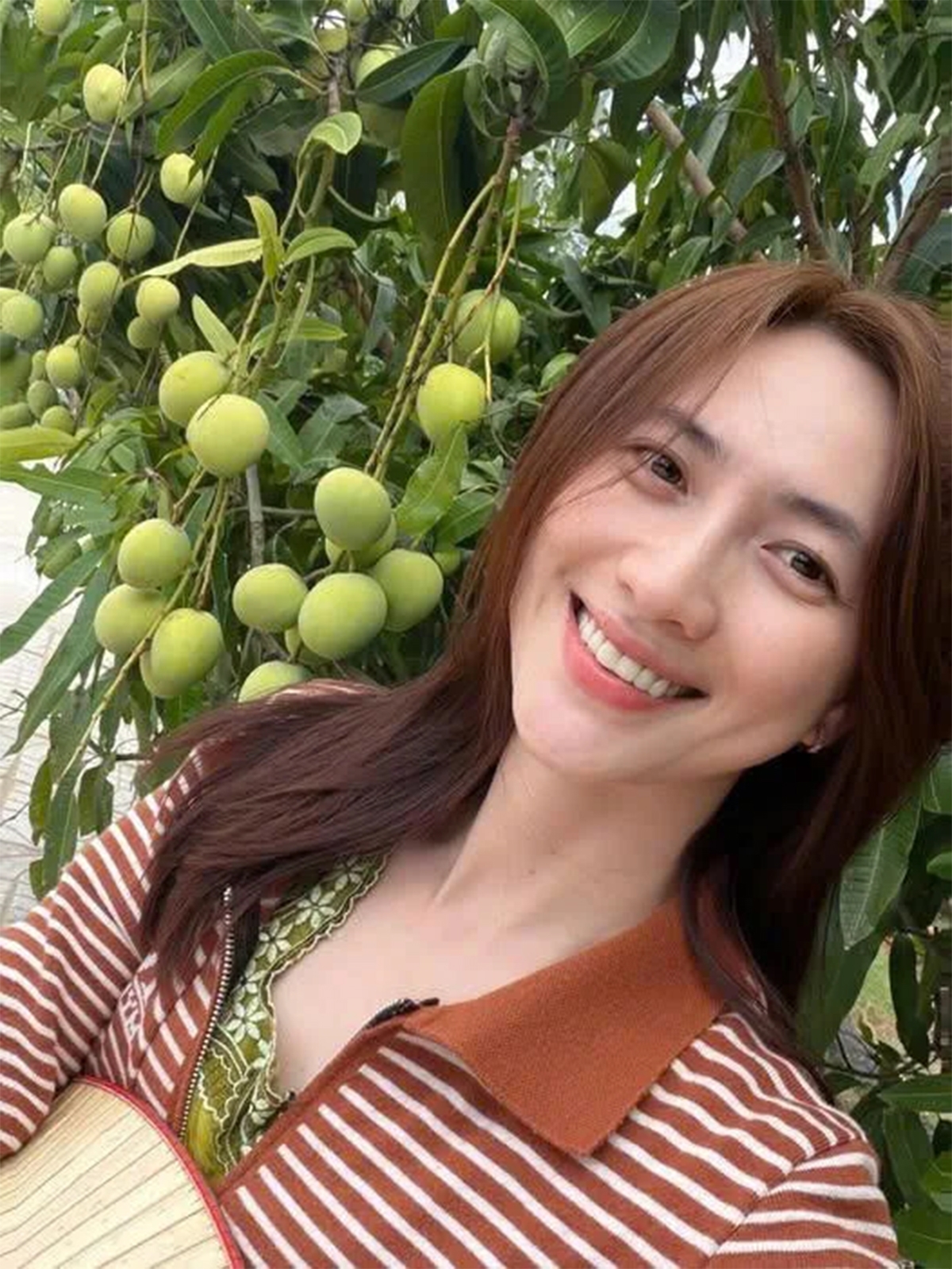 Mới đây, diễn viên Phương Anh Đào chia sẻ khoảnh khắc về quê thăm gia đình sau Tết, kèm theo những dòng tâm sự “quỹ thời gian được ăn bữa cơm nhà ngày càng ít đi” khiến nhiều người không khỏi chạnh lòng.