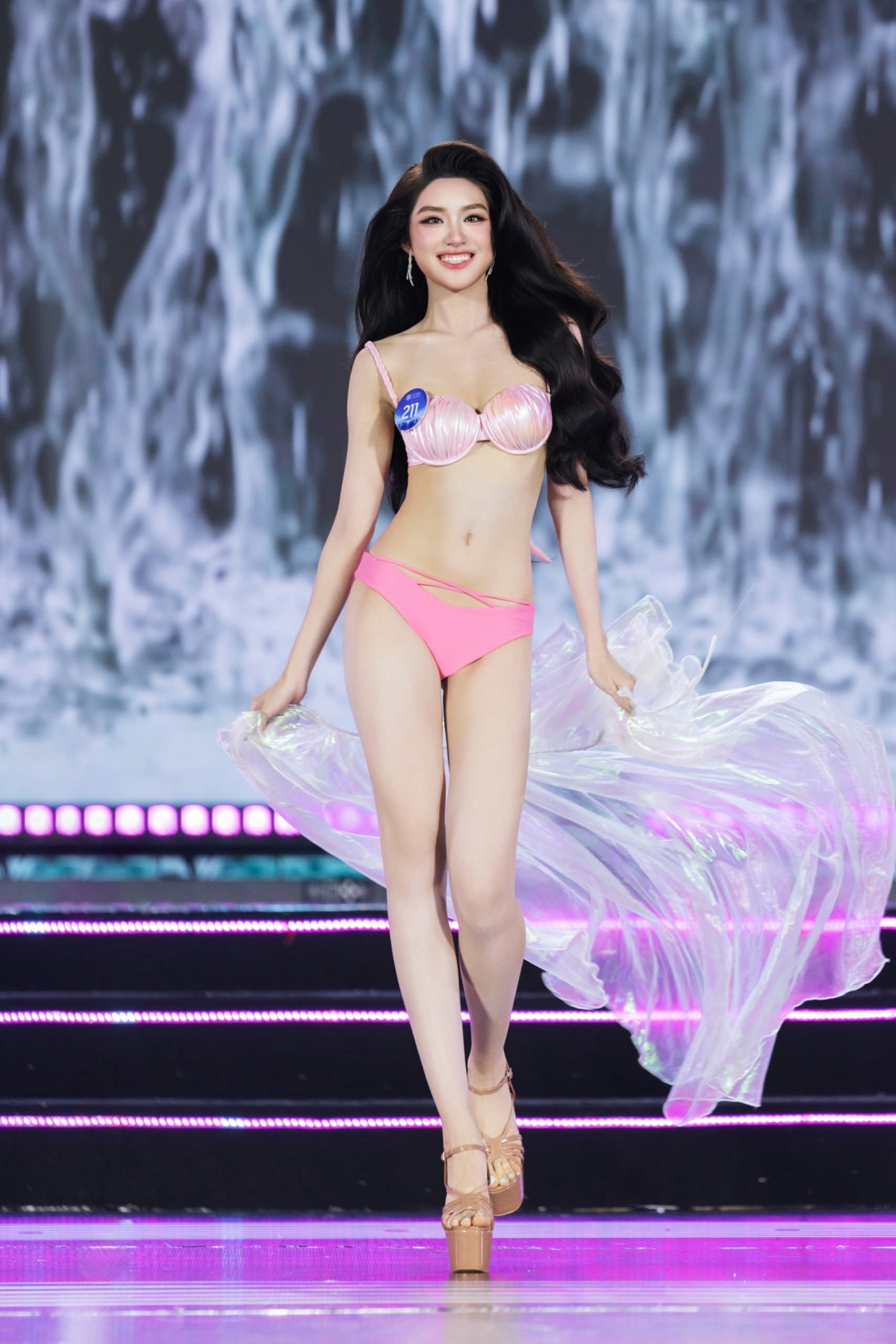 Phan Phương Oanh trình diễn bikini