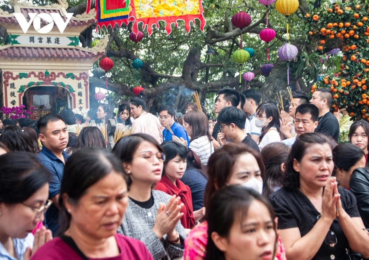 As noon approaches, the flow of worshippers steadily intensified, with streams of people continuing to make their way toward the worship site. Outside the compound, security and traffic control forces work continuously to direct vehicles and manage the crowds, helping to prevent congestion and ensure public safety during the peak hours.