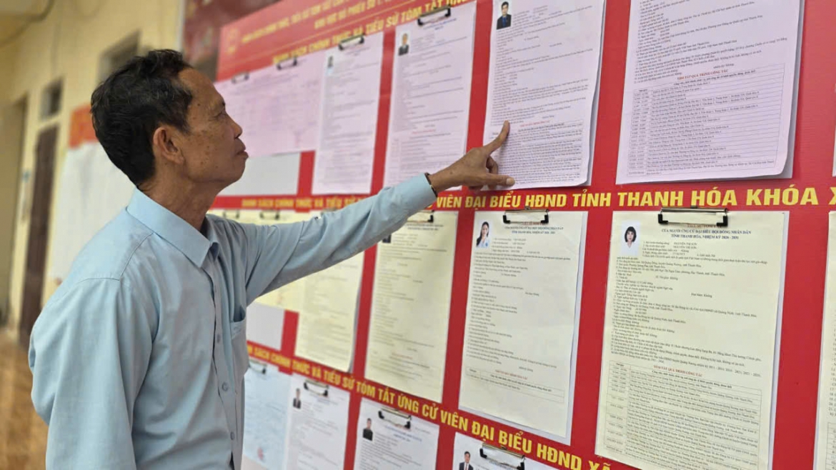 Ông Lê Văn Chiến, Bí thư chi bộ thôn Tân Cổ, xã Lưu Vệ, tỉnh Thanh Hóa theo dõi danh sách ứng cử viên.