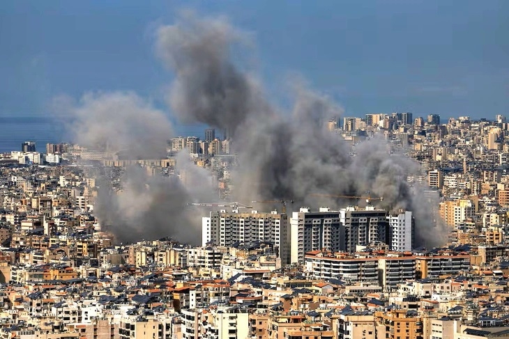 Khói bốc lên nghi ngút sau các cuộc tấn công được cho vào vùng ngoại ô phía nam Beirut, sau sự leo thang căng thẳng giữa Hezbollah và Israel. (Ảnh: REUTERS)