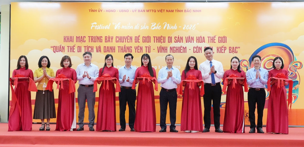 Đại biểu cắt băng khai mạc trưng bày