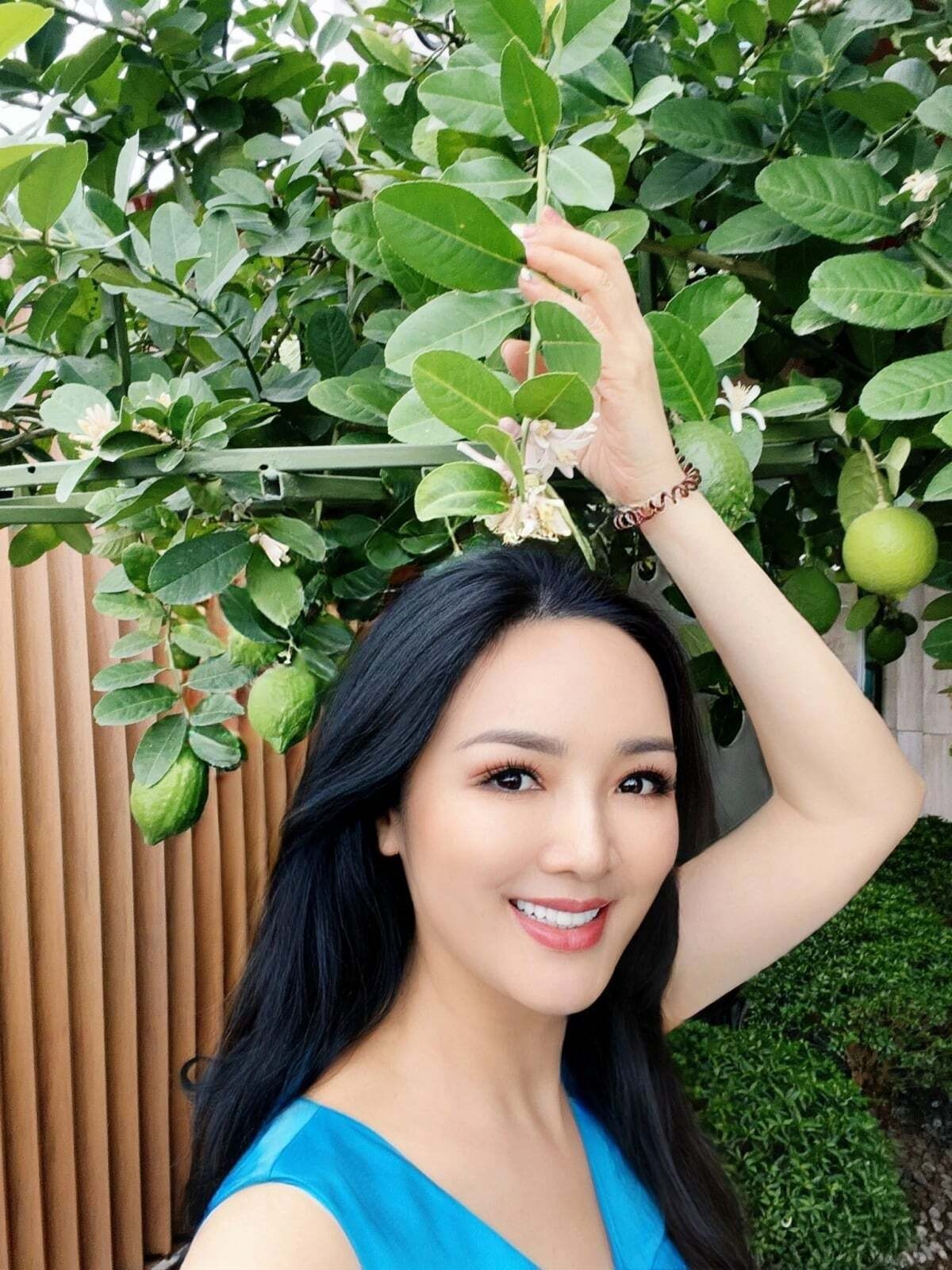 Hoa hậu Giáng My cho biết cô trồng nhiều loại cây như bưởi, chanh, cà chua, rau thơm, hoa trong khu vườn nhỏ ở ban công nhà, để tận hưởng cảm giác gần gũi thiên nhiên.