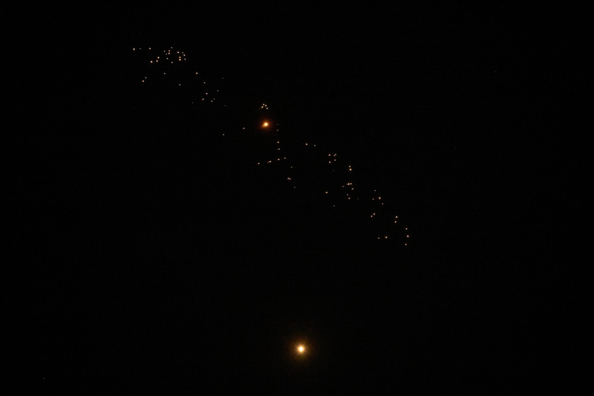 Tên lửa được phóng từ phía Iran trên bầu trời Israel ngày 18/3. Ảnh; AP