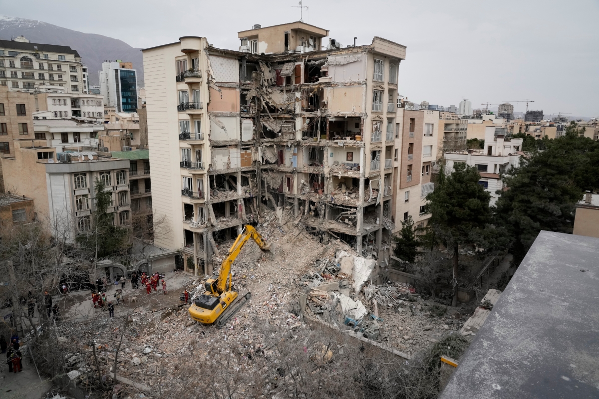 Cảnh tượng đổ nát ở Tehran, Iran ngày 23/3 sau cuộc không kích của Mỹ và Israel. Ảnh: AP