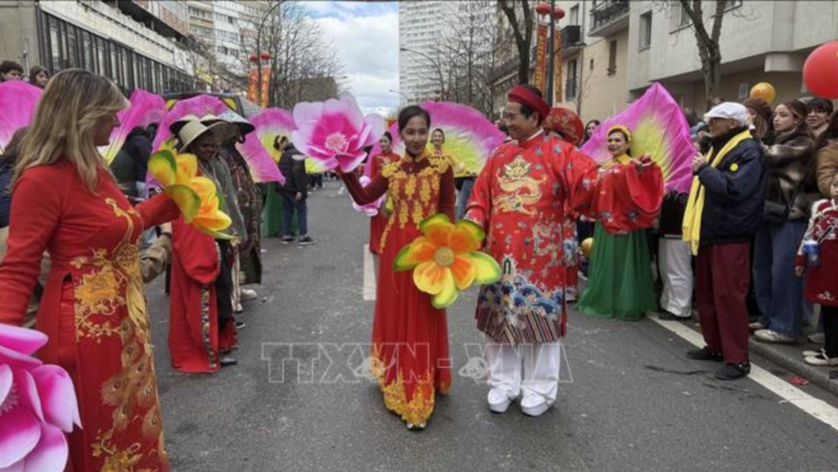 Ao dai performance by the Vietnamese community in France at the 2026 Lunar New Year parade in Paris (Photo: VNA)