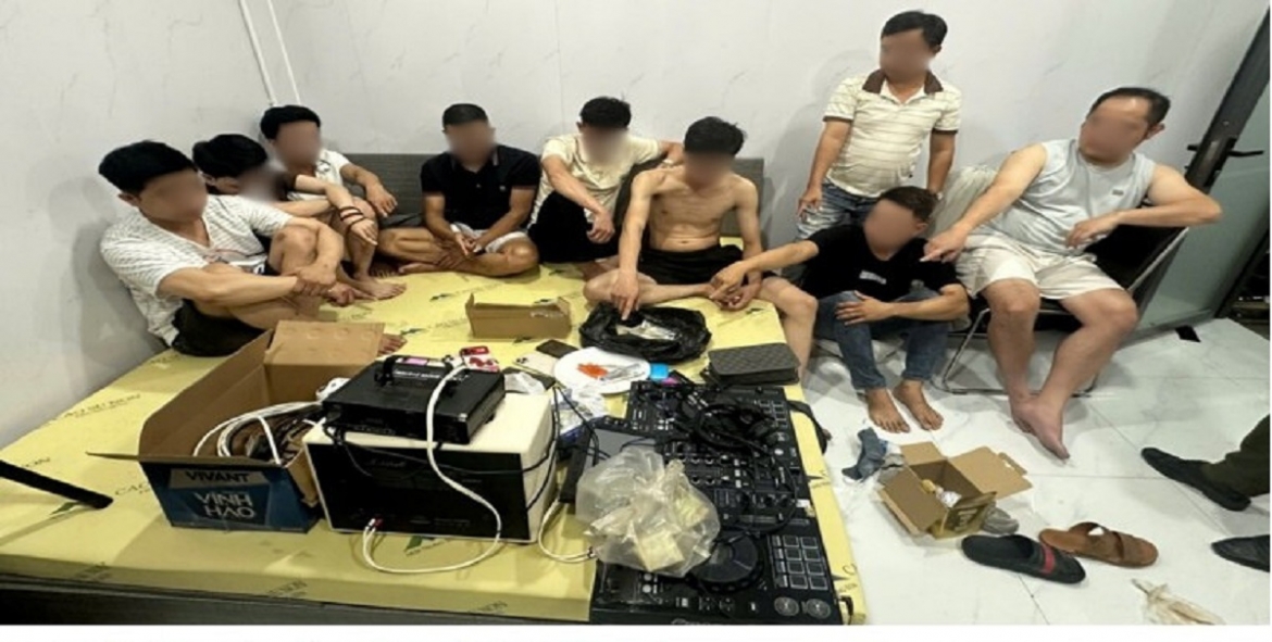 Nhóm người sử dụng ma túy bị phát hiện, cùng tang vật thu giữ tại hiện trường. Ảnh: CALĐ
