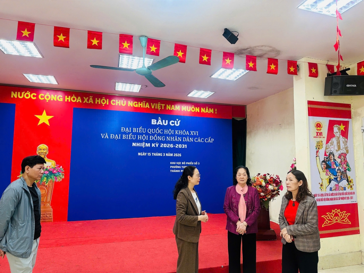 Bà Cung Thị Hồng Loan (đeo kính) - Trưởng Ban Kinh tế - Ngân sách HĐND phường Tương Mai, Thành phố Hà Nội đi kiểm tra công tác chuẩn bị cho ngày bầu cử tại địa bàn phường