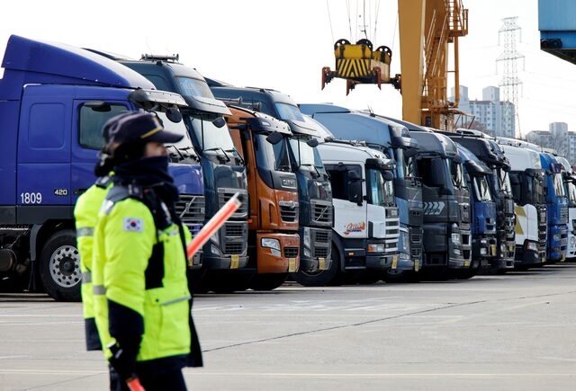 Giá xăng dầu tăng cao là đòn đánh mạnh vào ngành vận tải và hậu cần Hàn Quốc. Ảnh: Reuters