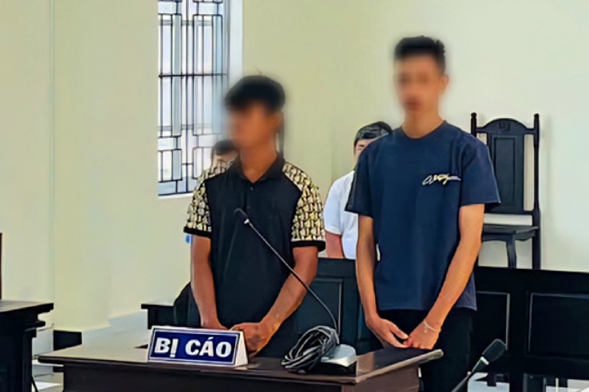 Hai đối tượng giả danh công an đi kiểm tra giấy tờ để xin tiền. Ảnh: Công an TP. Cần Thơ