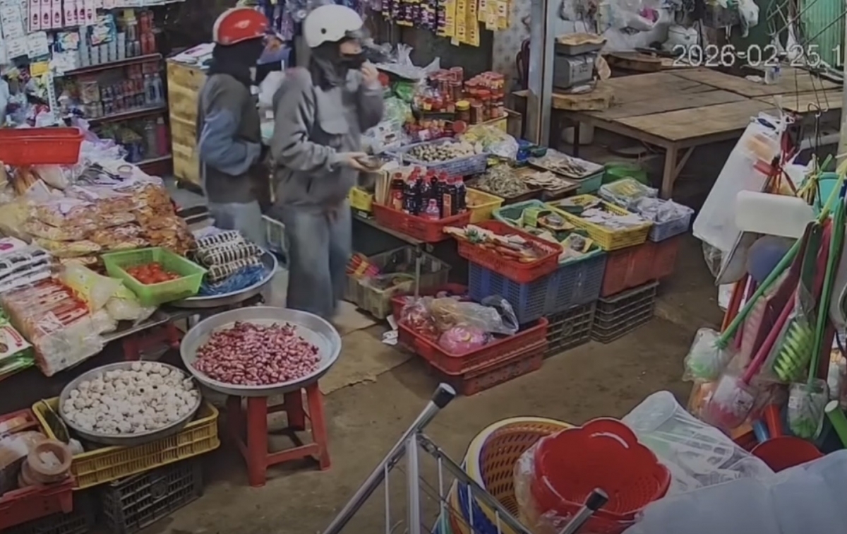 Hình ảnh 2 mẹ con chị N.N.T.T vào tiệm tạp hoá hỏi thăm nhưng bị nghi ngờ là các đối tượng xịt thuốc mê, thôi miên cướp tài sản. (Ảnh cắt từ Clip)