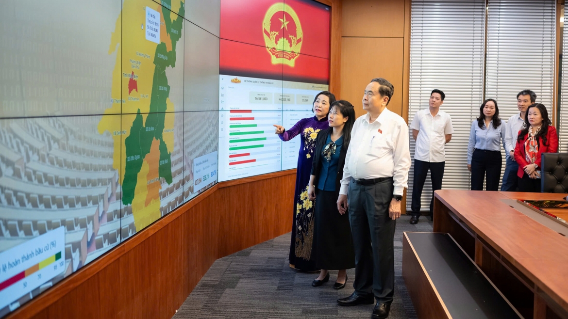 Chủ tịch Quốc hội Trần Thanh Mẫn - Chủ tịch Hội đồng Bầu cử quốc gia kiểm tra tại Trung tâm điều hành Quốc hội số - nơi cập nhật dữ liệu về ngày bầu cử