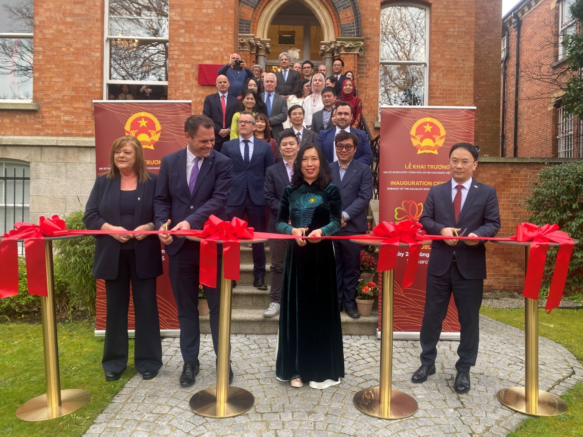 Đại diện Việt Nam và Ireland cắt băng khai trương đại sứ quán Việt Nam tại Dublin ngày 26/3. Ảnh: Bộ Ngoại giao