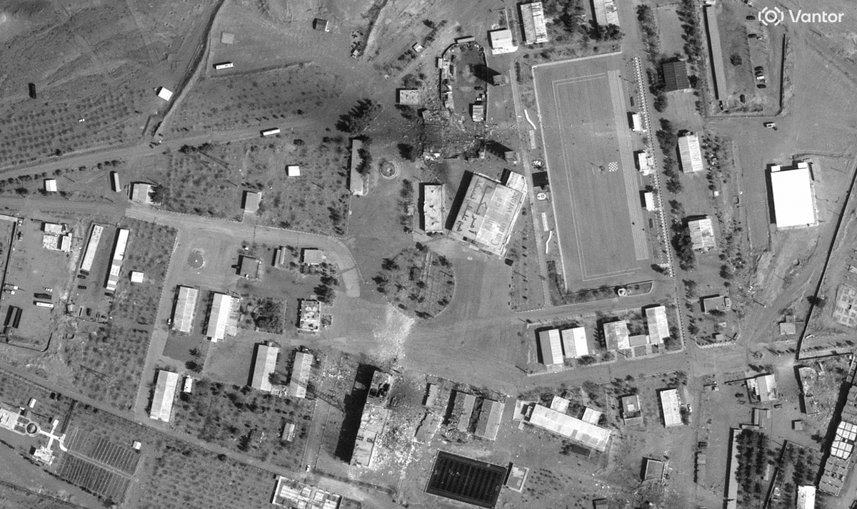 Ảnh vệ tinh do công ty Vantor cung cấp cho thấy các tòa nhà bị hư hại sau các cuộc không kích nhằm vào doanh trại quân sự Khavar Shahr tại Iran ngày 11/3/2026. Ảnh: AP