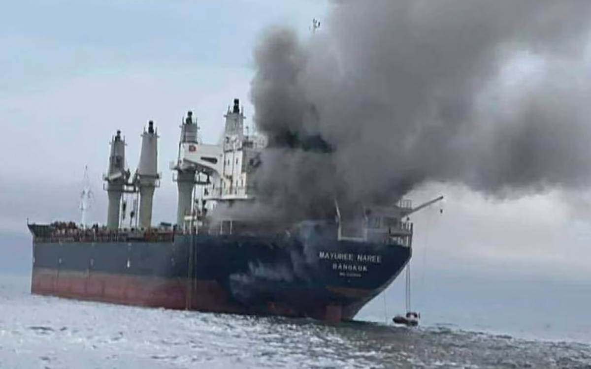 Tàu hàng Thái Lan bị tấn công và bốc cháy trên eo biển Hormuz. Ảnh: Hải quân Thái Lan.