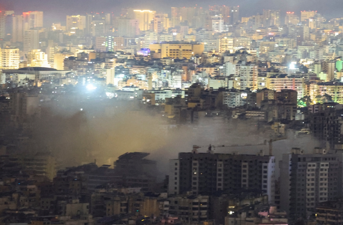 Khói bốc lên ở thủ đô Beirut, Lebanon, sau cuộc không kích của Israel. Ảnh: Reuters