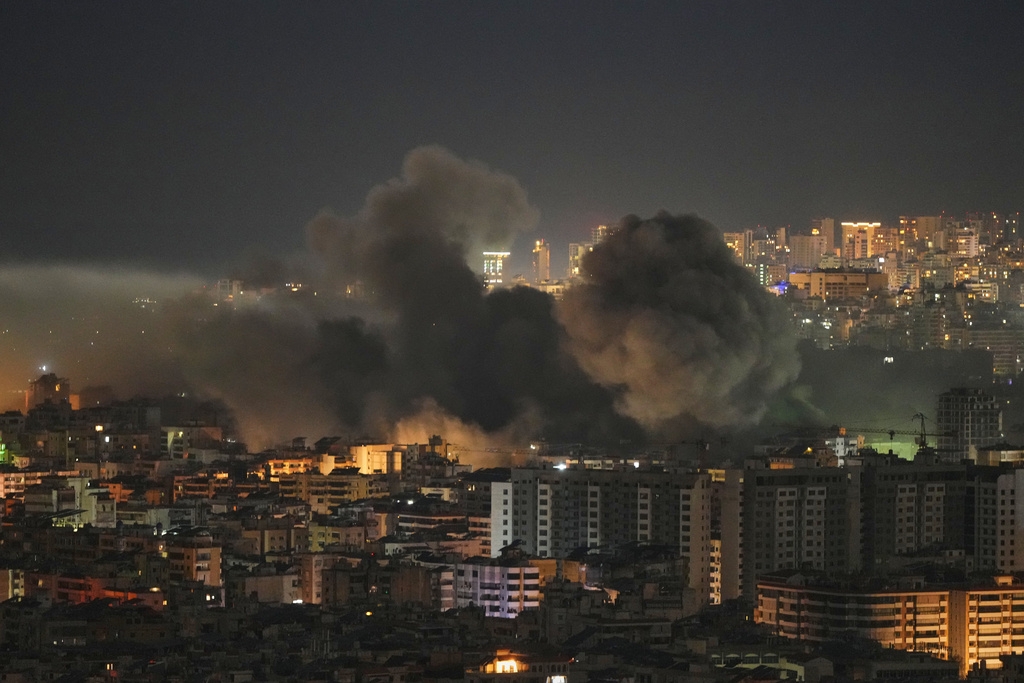 Khói bốc lên sau cuộc không kích của Israel vào khu vực Dahiyeh của Beirut, Lebanon ngày 5/3. Ảnh: AP