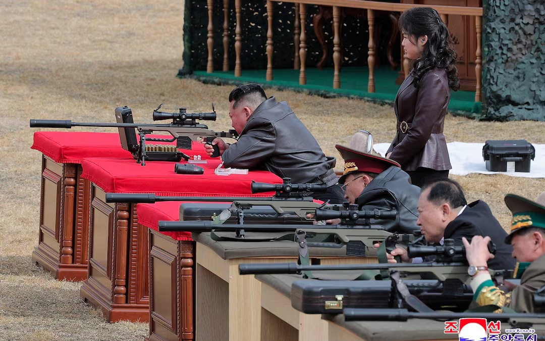 Một số cán bộ khác của Triều Tiên thử súng cùng ông Kim Jong Un. Ảnh: KCNA.