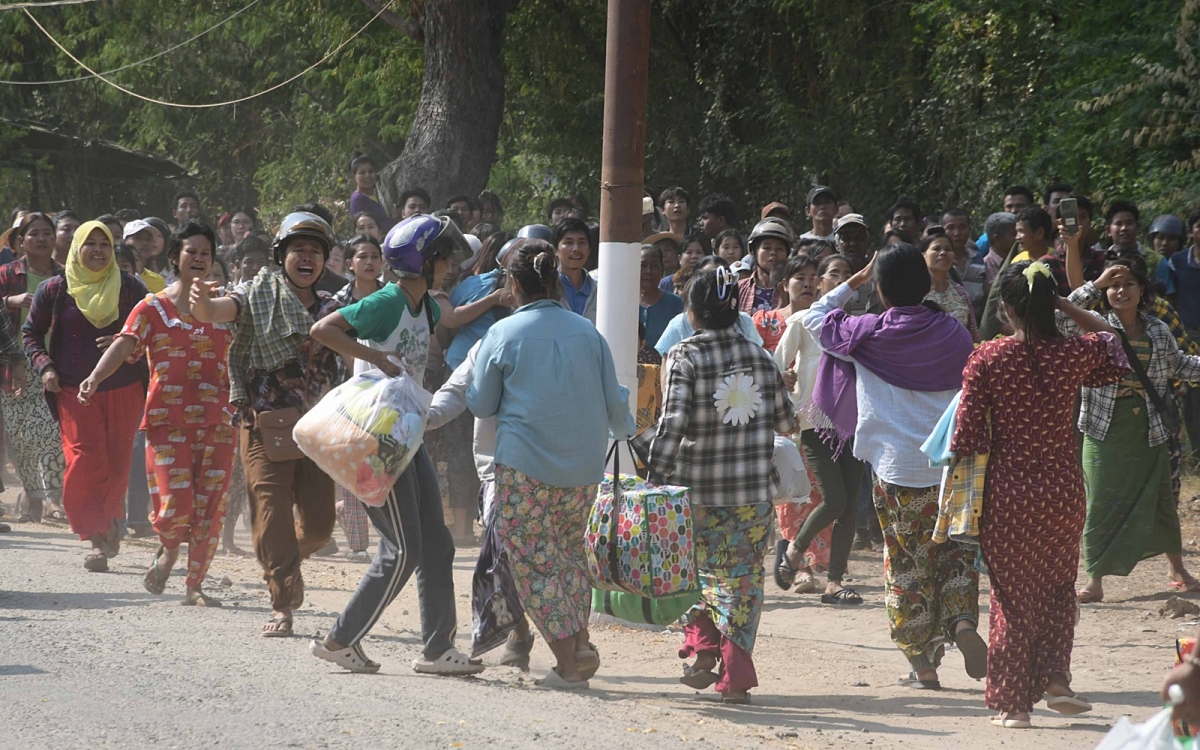 Niềm vui đoàn tụ giữa phạm nhân và người thân trong ngày ân xá tại Myanmar. Ảnh: Truyền thông nhà nước Myanmar.